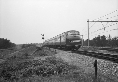 846590 Afbeelding van een diesel-electrisch treinstel DE 3 (plan U) van de N.S. bij Geldermalsen.